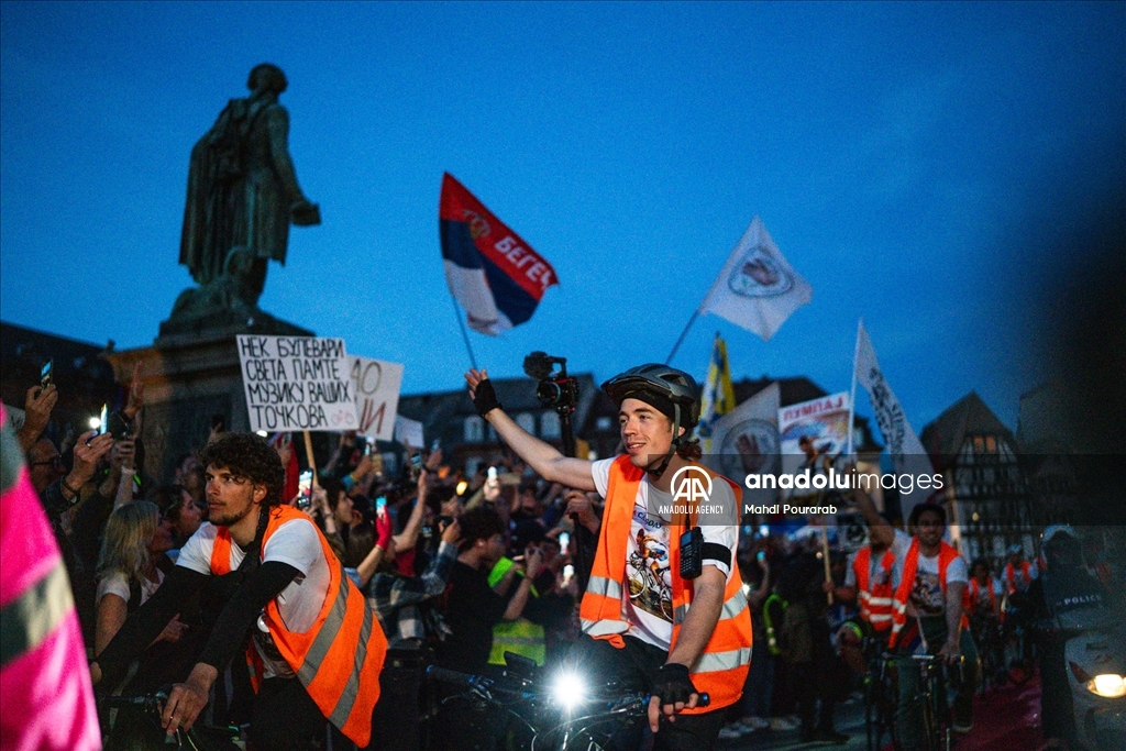 80 Serbian students cycled to Strasbourg to denounce corruption in Serbia