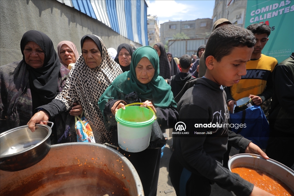 İsrail saldırıları altındaki Gazze'de Filistinlilere yemek dağıtıldı