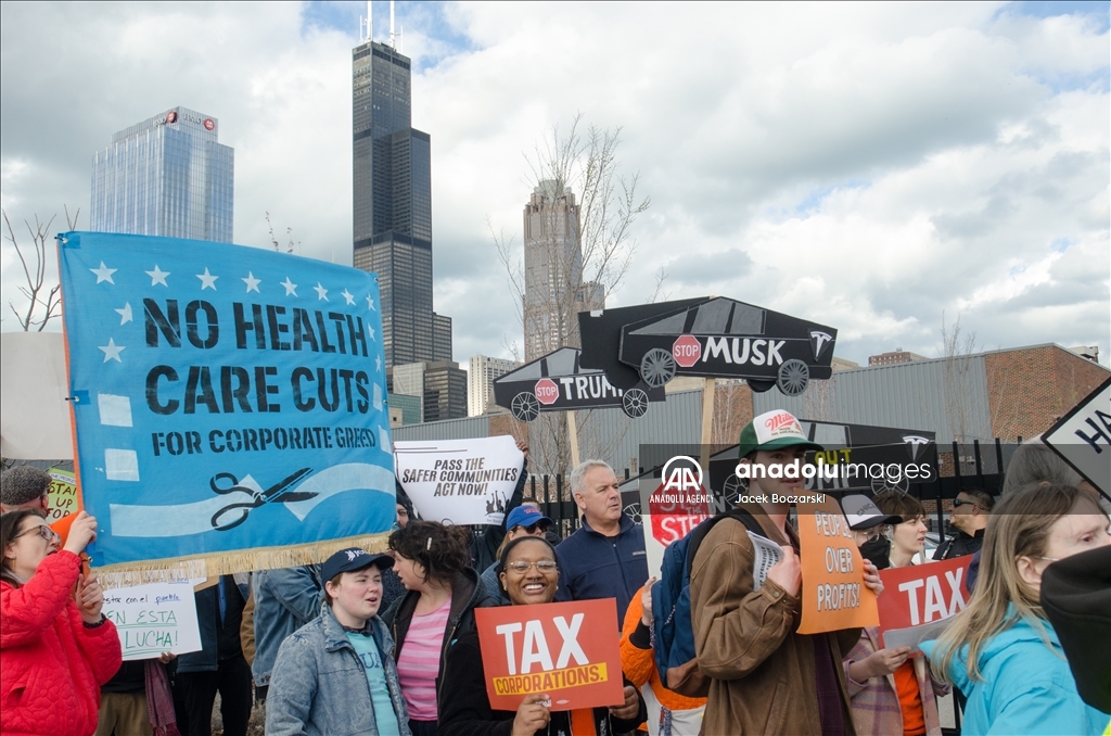 Протест у автосалона Tesla в США