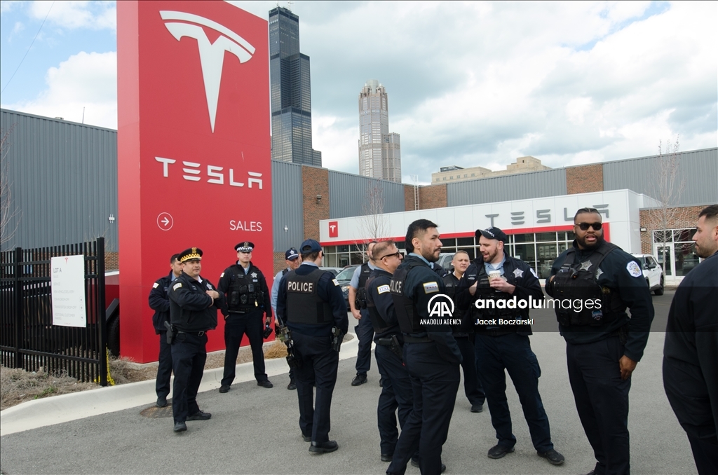 Протест у автосалона Tesla в США