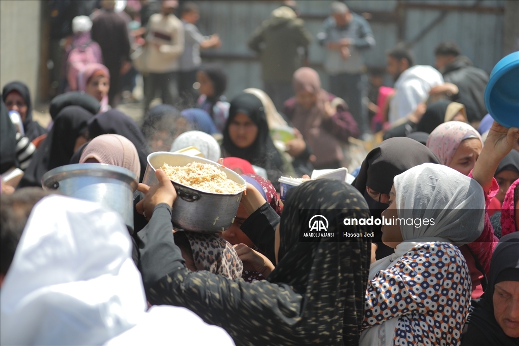 İsrail saldırıları altındaki Gazze'de Filistinlilere yemek dağıtıldı
