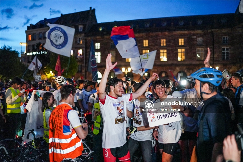 80 Serbian students cycled to Strasbourg to denounce corruption in Serbia