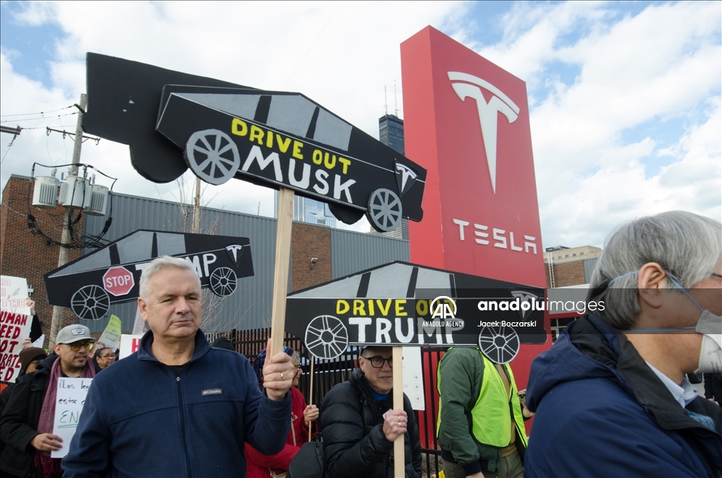 Протест у автосалона Tesla в США