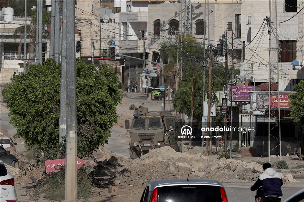 İsrail ordusu, Tulkerim kentindeki mülteci kamplarına saldırılarını genişleterek sürdürüyor