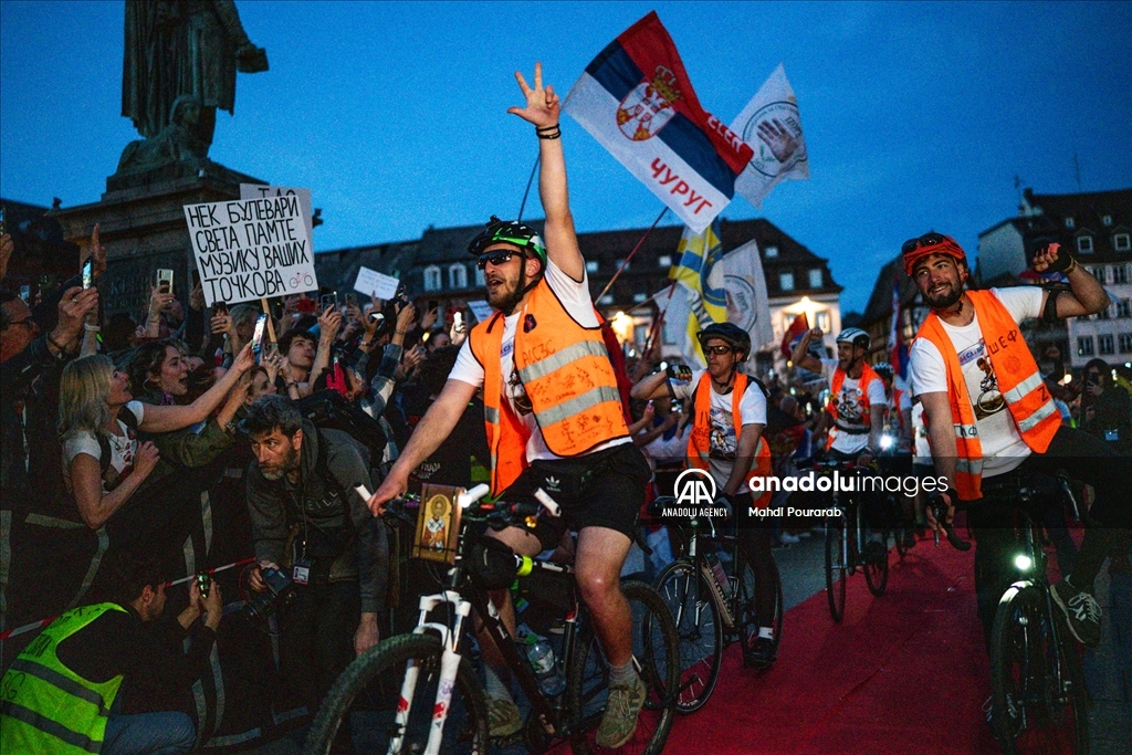 80 Serbian students cycled to Strasbourg to denounce corruption in Serbia