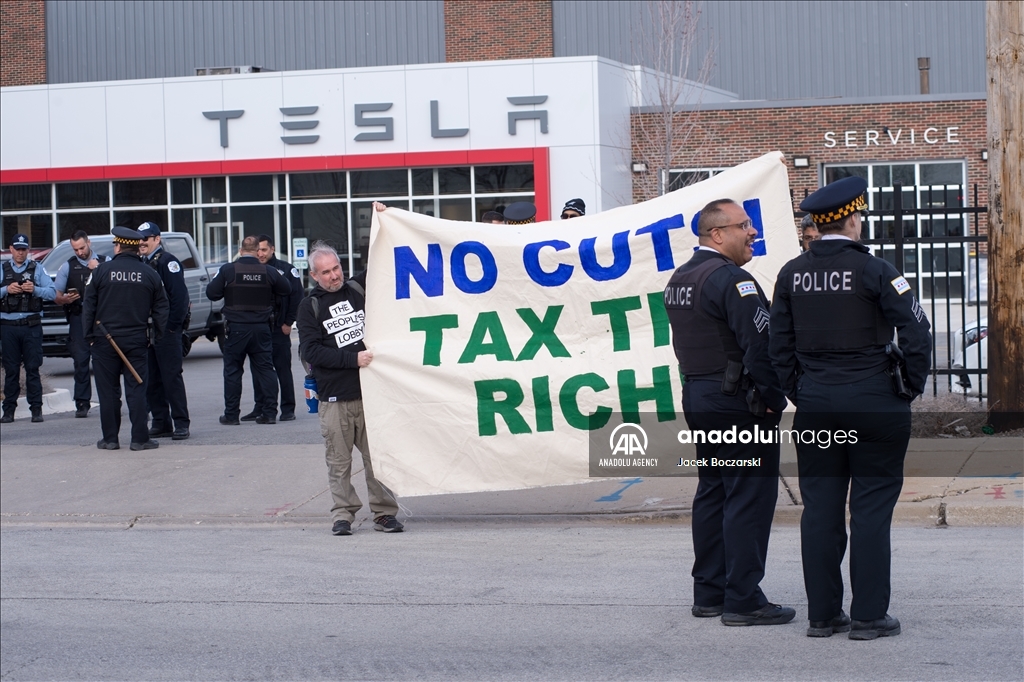 Протест у автосалона Tesla в США