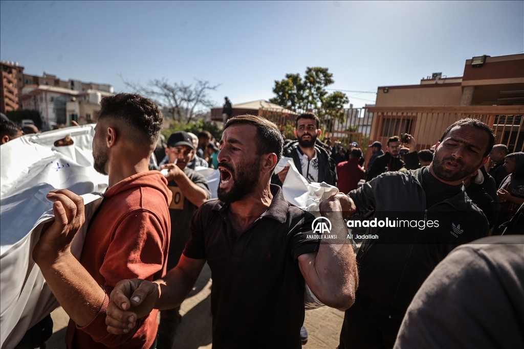 İsrail'in Gazze'de yerinden edilen Filistinlilerin çadırlarına düzenlediği saldırıda 13 kişi öldü