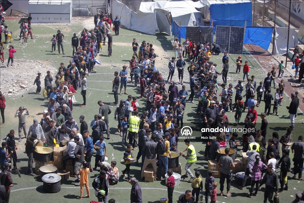 İsrail saldırıları altındaki Gazze'de Filistinlilere yemek dağıtıldı
