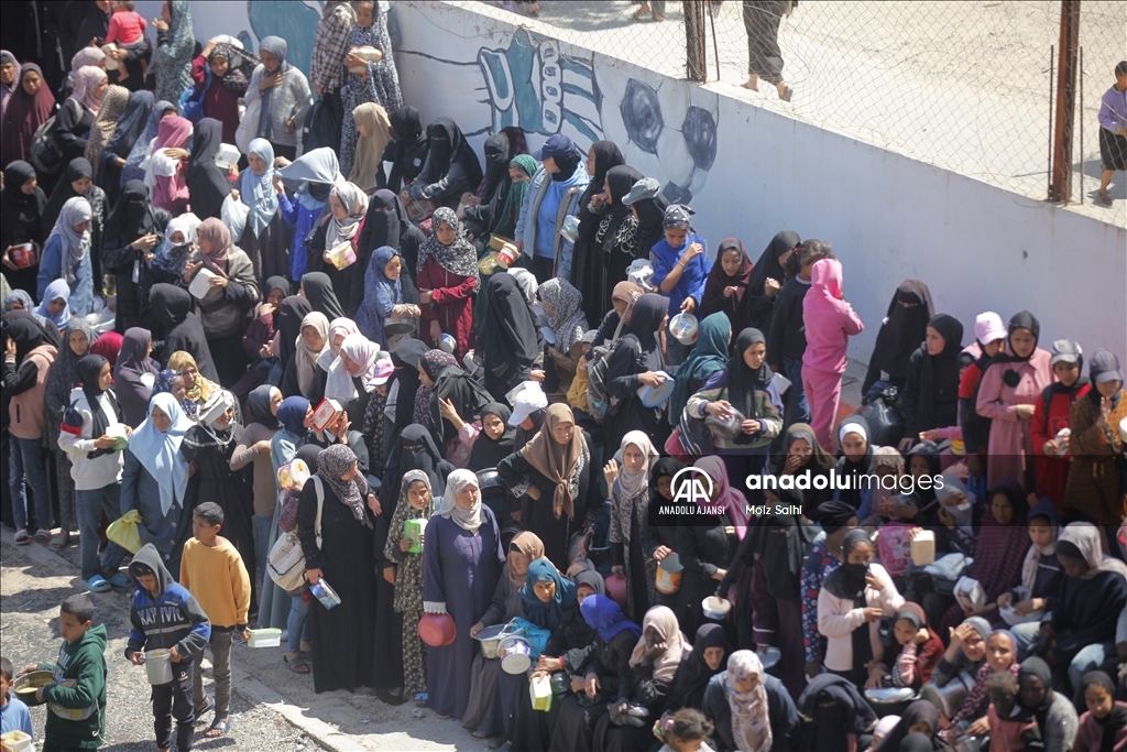 İsrail saldırıları altındaki Gazze'de Filistinlilere yemek dağıtıldı
