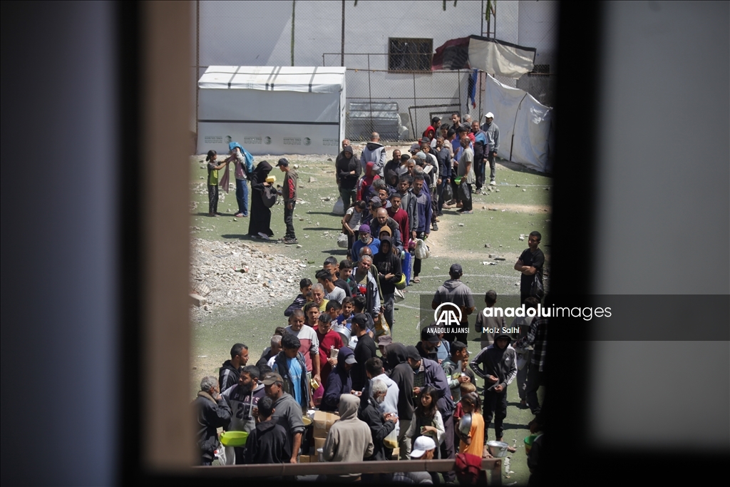 İsrail saldırıları altındaki Gazze'de Filistinlilere yemek dağıtıldı