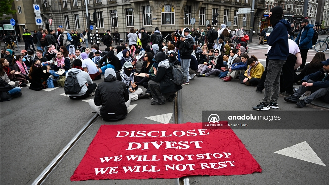Amsterdam'da öğrenciler Filistin'e destek gösterisi düzenledi