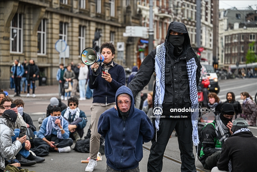 Amsterdam'da öğrenciler Filistin'e destek gösterisi düzenledi
