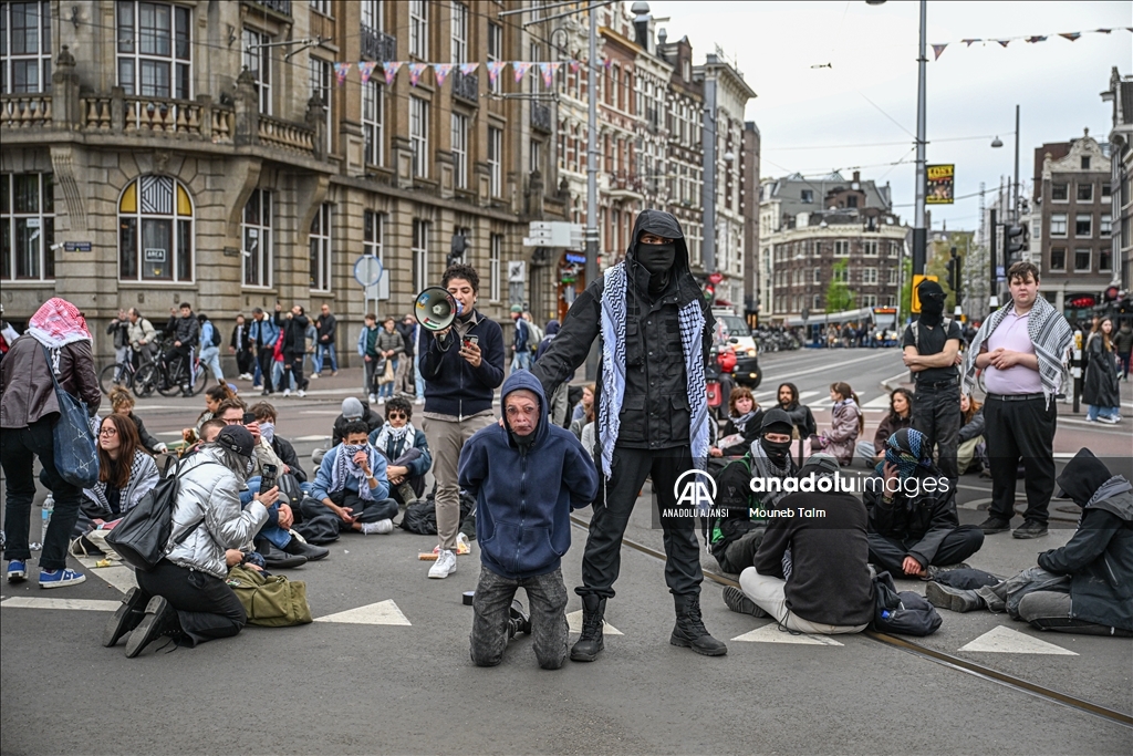 Amsterdam'da öğrenciler Filistin'e destek gösterisi düzenledi