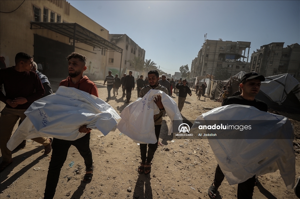 İsrail'in Gazze'de yerinden edilen Filistinlilerin çadırlarına düzenlediği saldırıda 13 kişi öldü