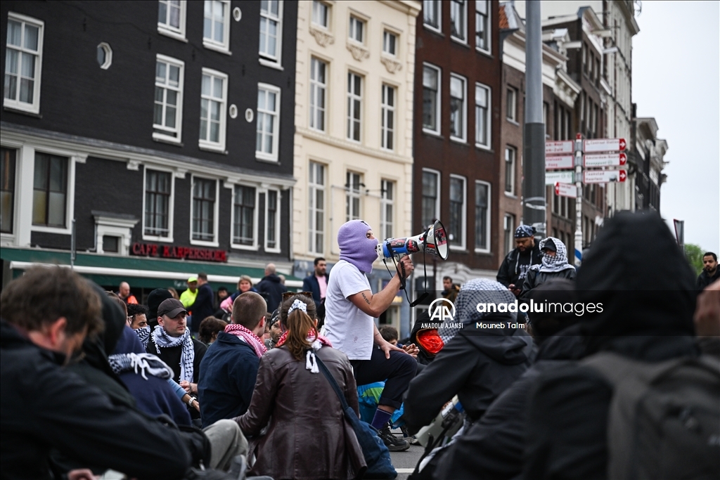 Amsterdam'da öğrenciler Filistin'e destek gösterisi düzenledi