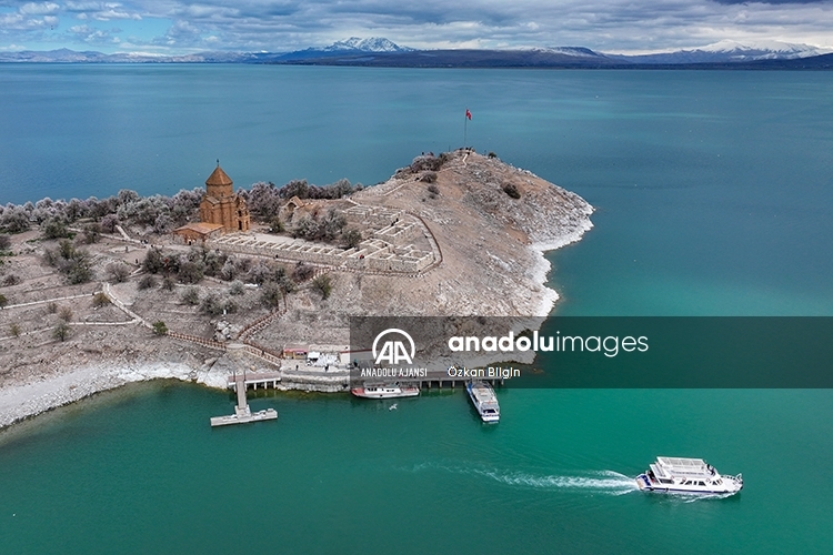 Baharın tonlarına bürünen Akdamar Adası "Badem Çiçeği Festivali"ne hazırlanıyor