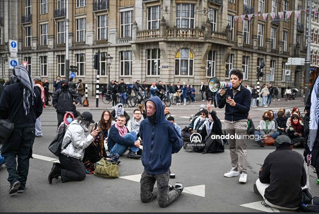 Mahasiswa Belanda gelar aksi duduk ditengah jalan dukung warga Palestina