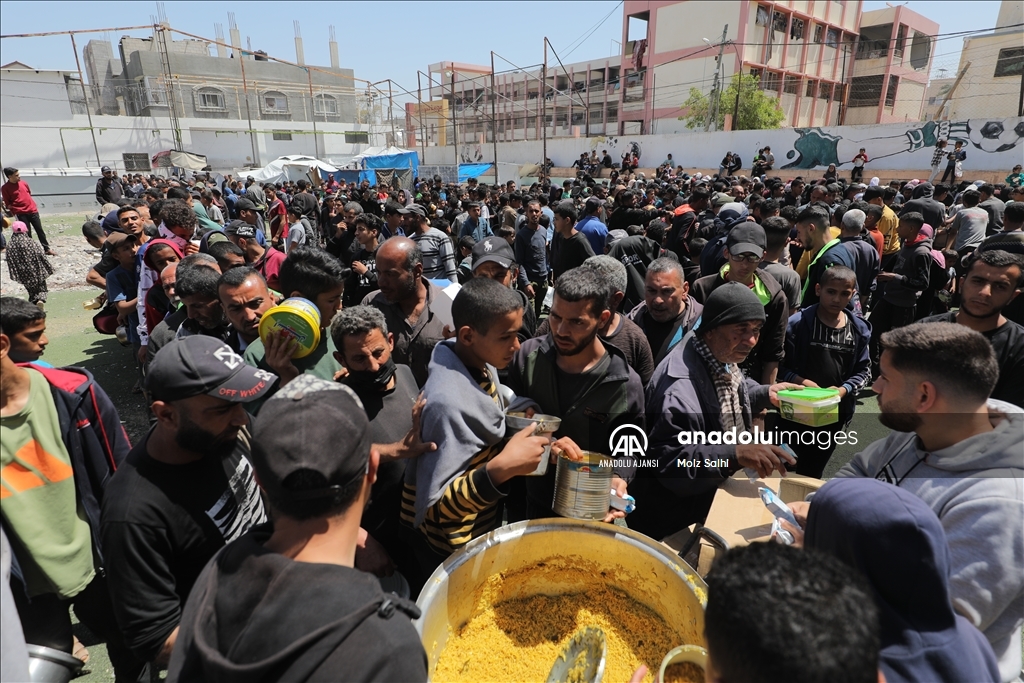 İsrail saldırıları altındaki Gazze'de Filistinlilere yemek dağıtıldı