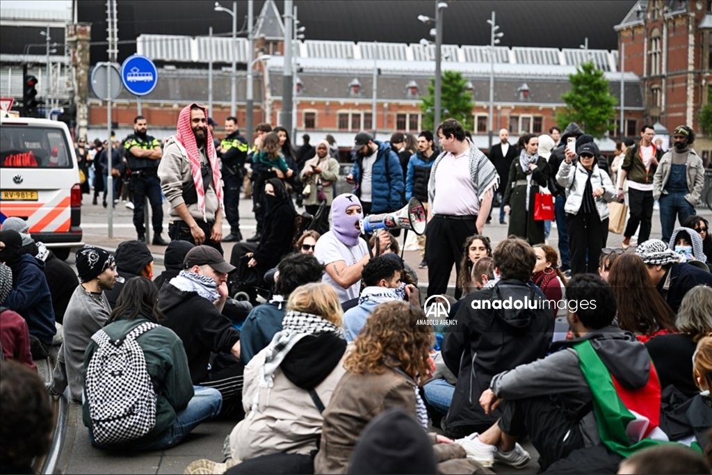 Mahasiswa Belanda gelar aksi duduk ditengah jalan dukung warga Palestina