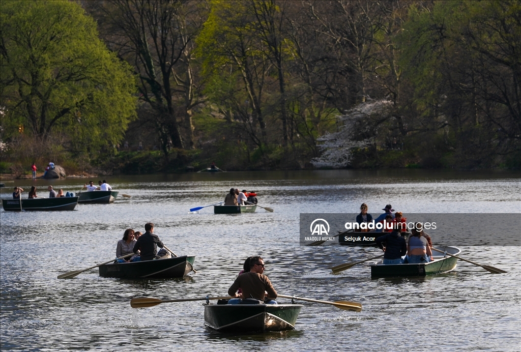 New Yorkers flock to parks to enjoy sunny spring weather