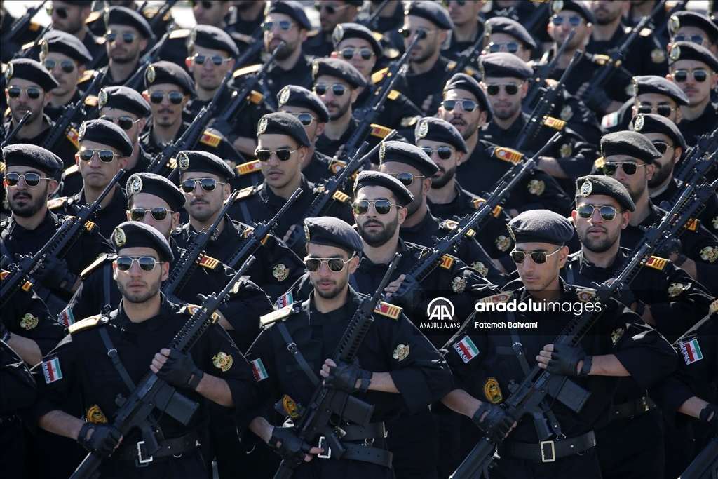 İran'da Ordu Günü dolayısıyla Tahran'da geçit töreni düzenlendi