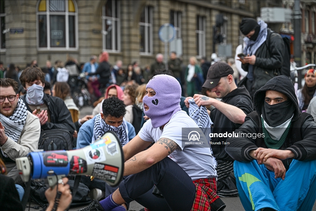 Sit-in protest in Amsterdam solidarity with Palestinians and detained students