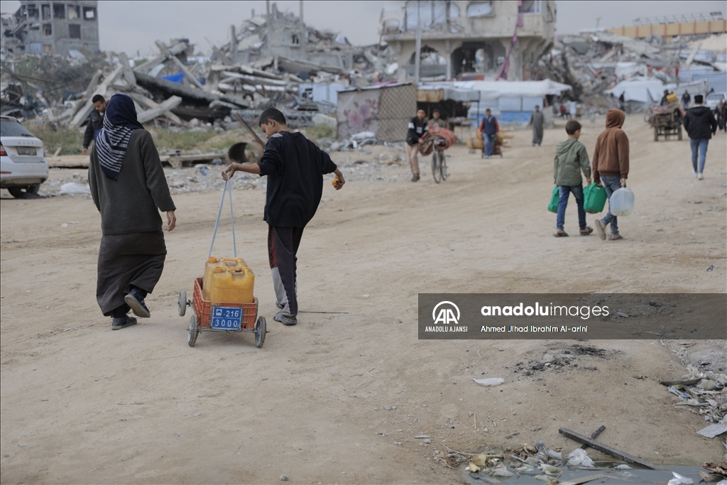 İsrail saldırıları altındaki Gazze'de Filistinliler temiz suya erişmek için her gün mücadele veriyor