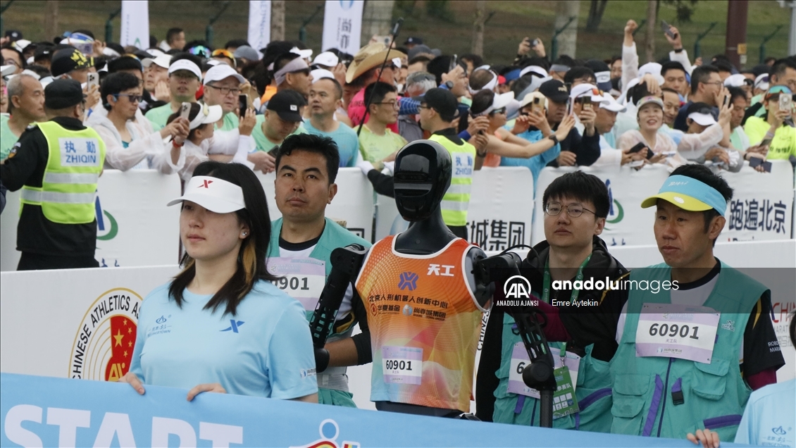 Çin'de insansı robotlar yarı maratonda insanlarla birlikte yarıştı