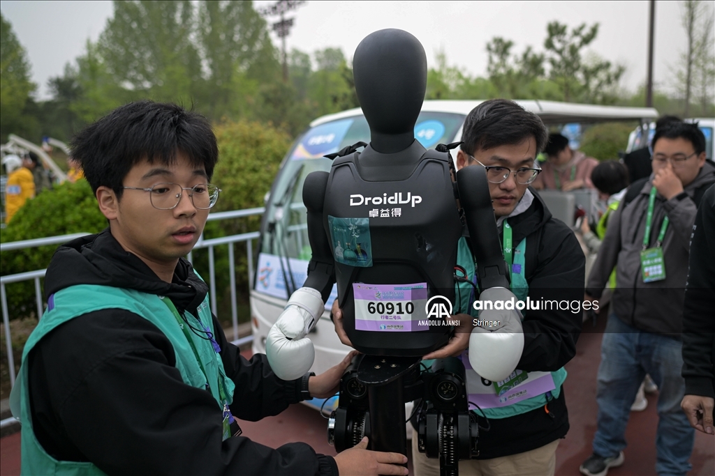 Çin'de insansı robotlar yarı maratonda insanlarla birlikte yarıştı