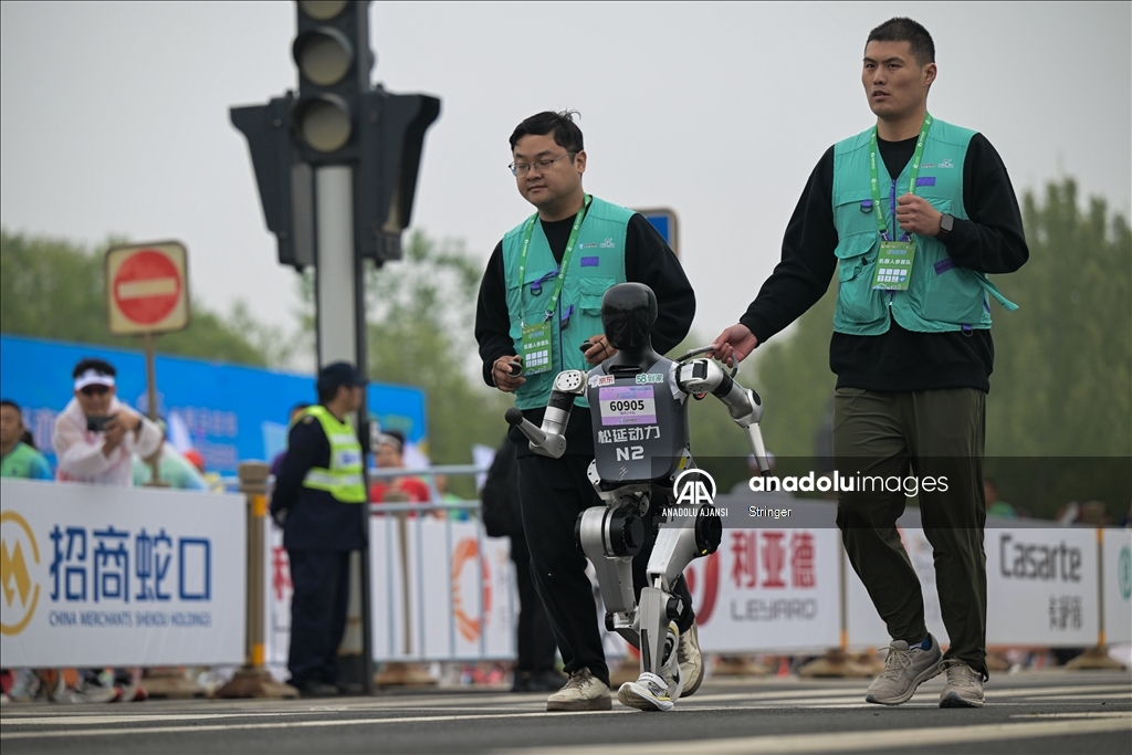 Çin'de insansı robotlar yarı maratonda insanlarla birlikte yarıştı