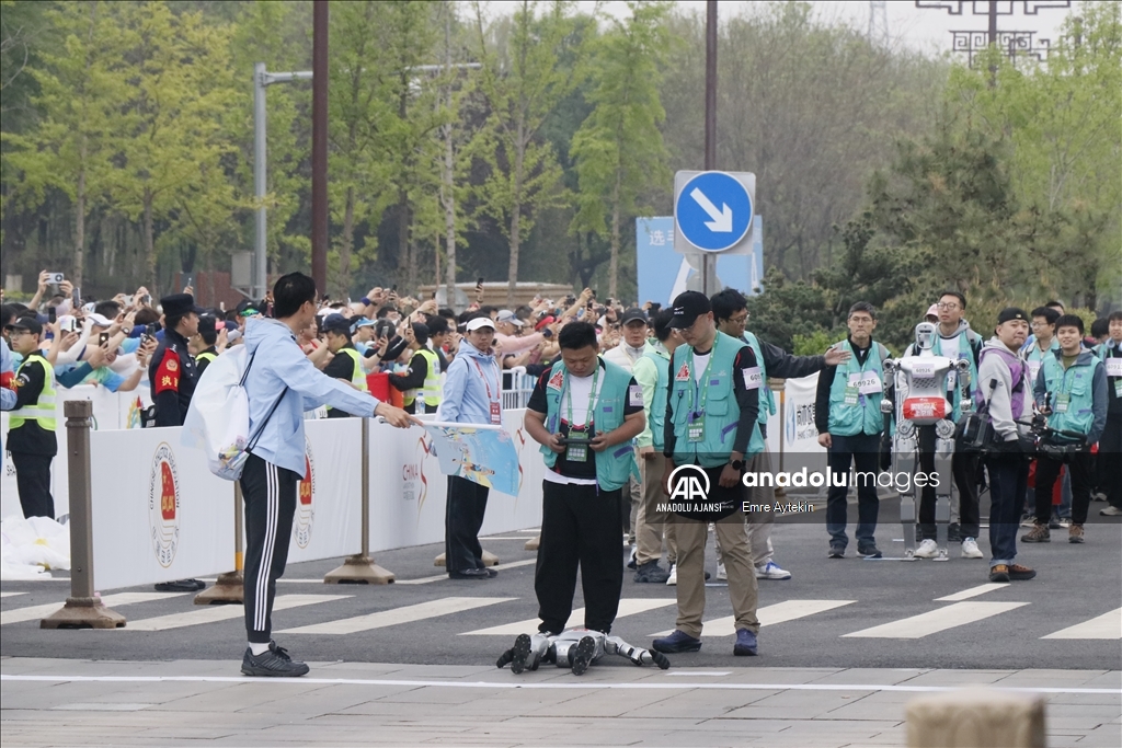 Çin'de insansı robotlar yarı maratonda insanlarla birlikte yarıştı