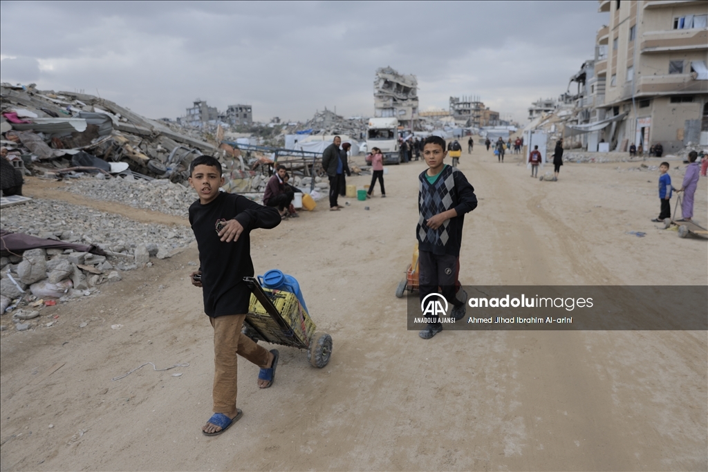 İsrail saldırıları altındaki Gazze'de Filistinliler temiz suya erişmek için her gün mücadele veriyor