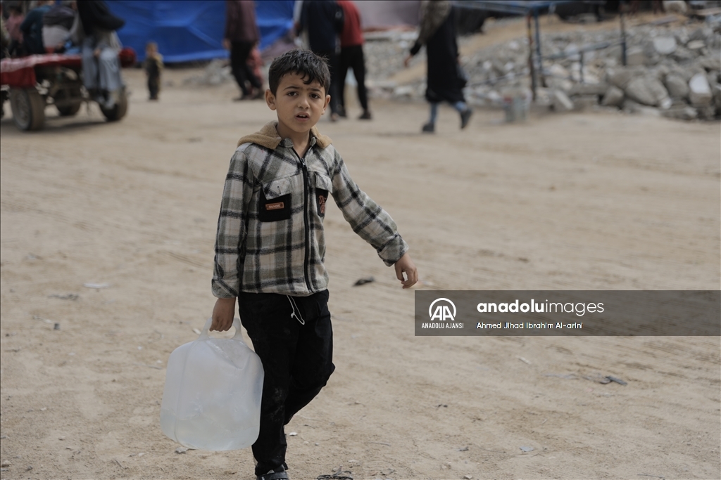 İsrail saldırıları altındaki Gazze'de Filistinliler temiz suya erişmek için her gün mücadele veriyor