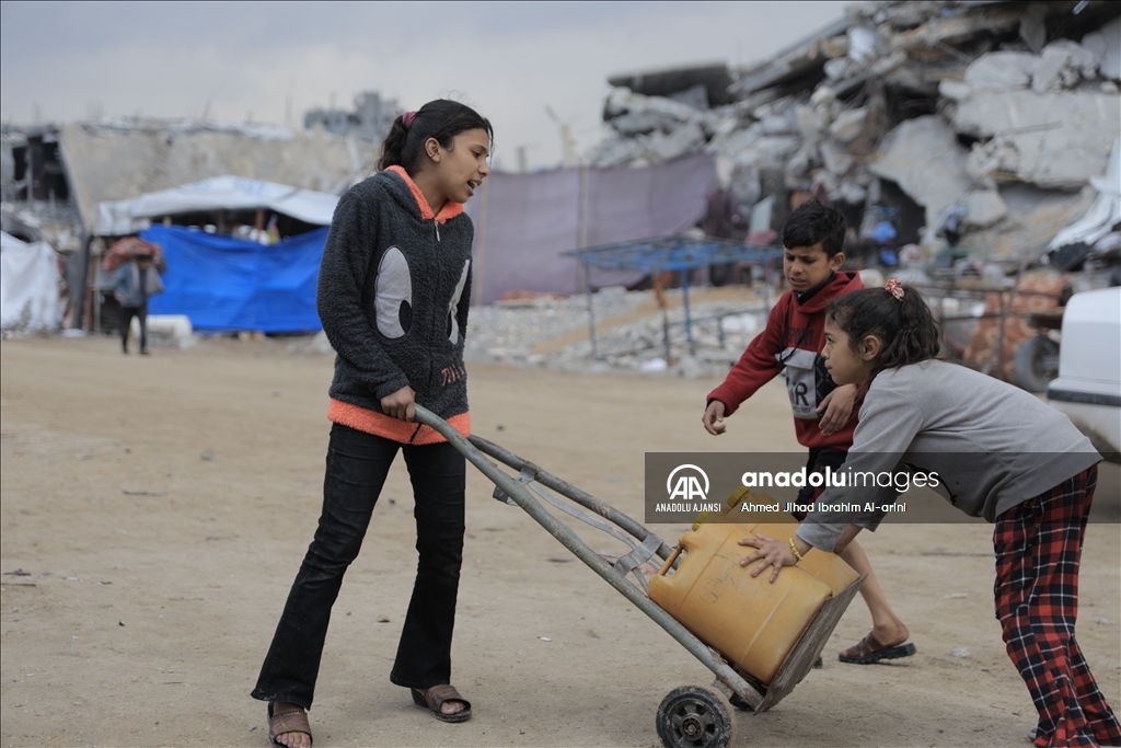 İsrail saldırıları altındaki Gazze'de Filistinliler temiz suya erişmek için her gün mücadele veriyor