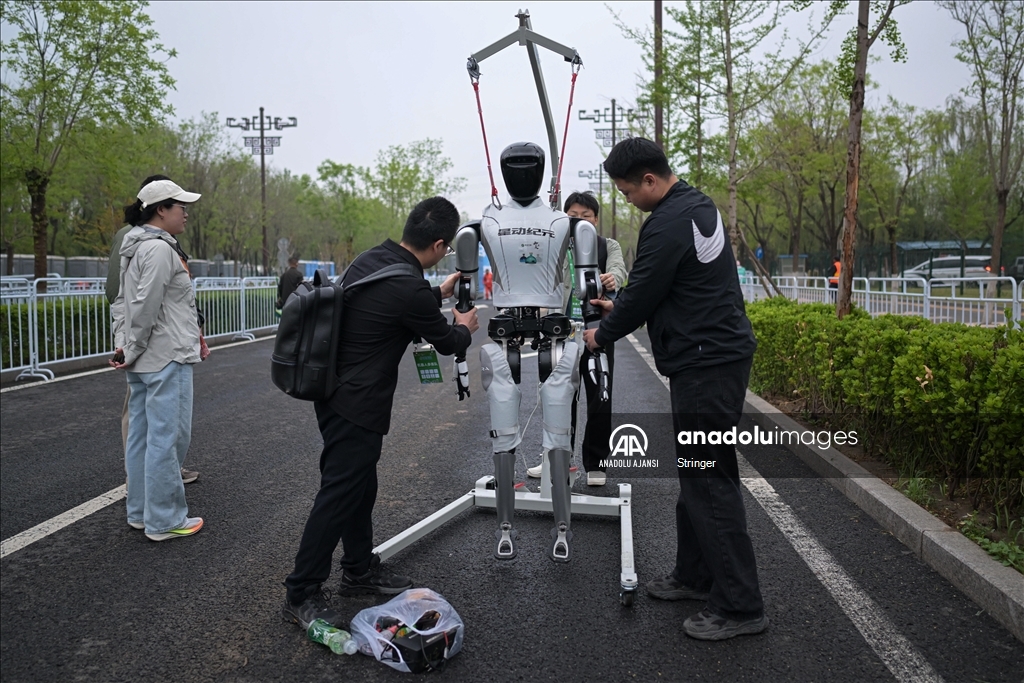Çin'de insansı robotlar yarı maratonda insanlarla birlikte yarıştı