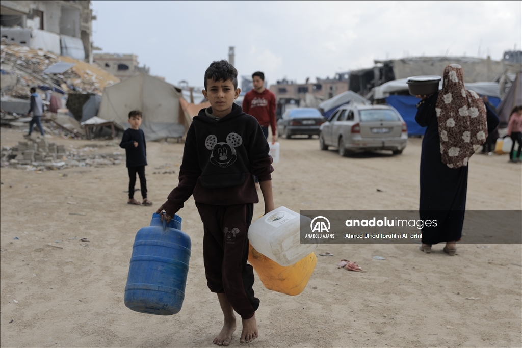 İsrail saldırıları altındaki Gazze'de Filistinliler temiz suya erişmek için her gün mücadele veriyor