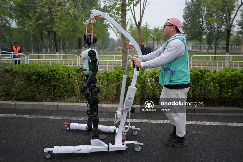 Çin'de insansı robotlar yarı maratonda insanlarla birlikte yarıştı
