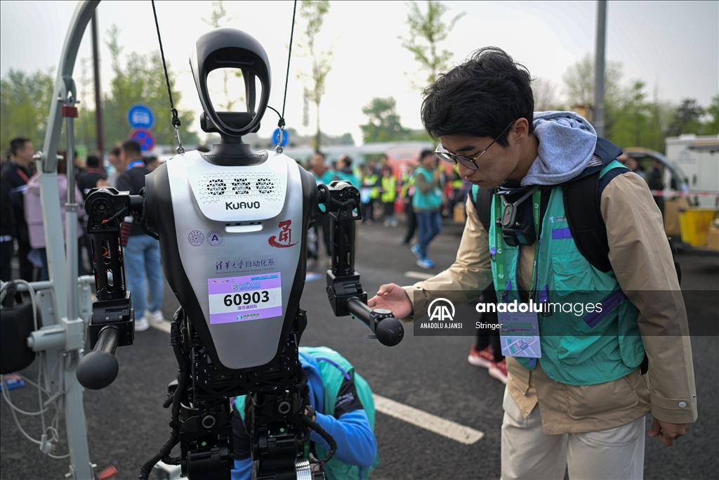 Çin'de insansı robotlar yarı maratonda insanlarla birlikte yarıştı