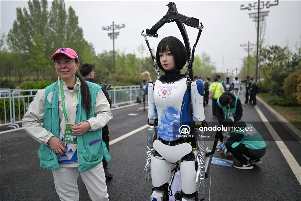 Çin'de insansı robotlar yarı maratonda insanlarla birlikte yarıştı