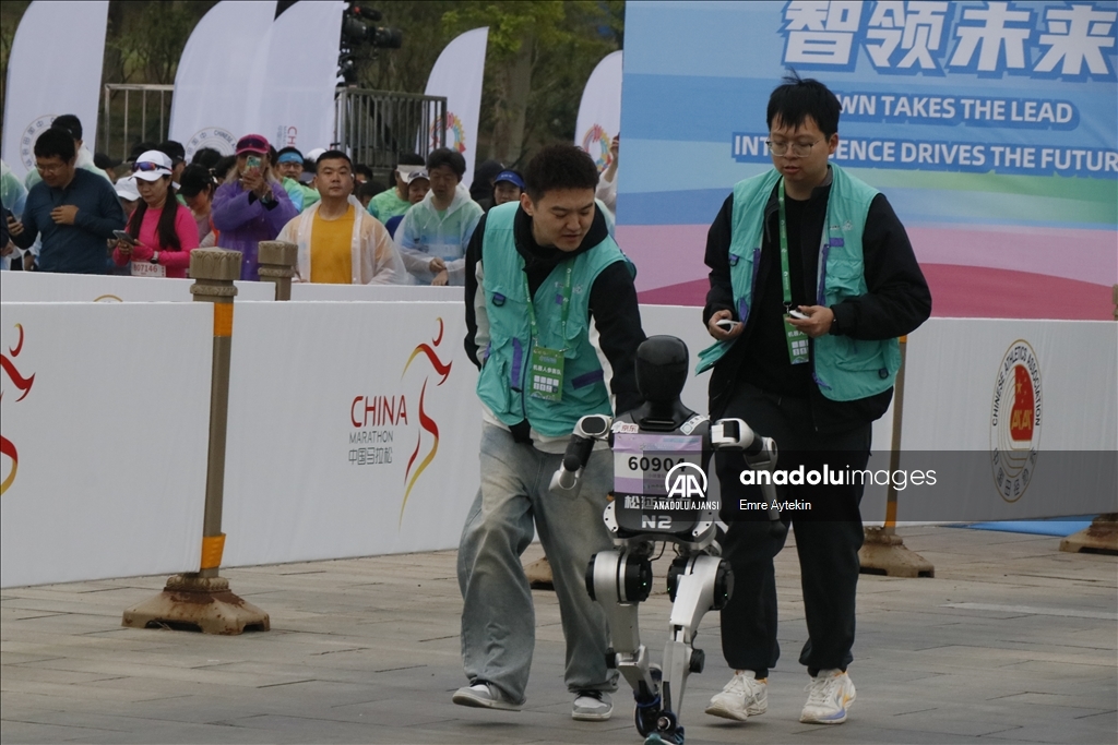 Çin'de insansı robotlar yarı maratonda insanlarla birlikte yarıştı