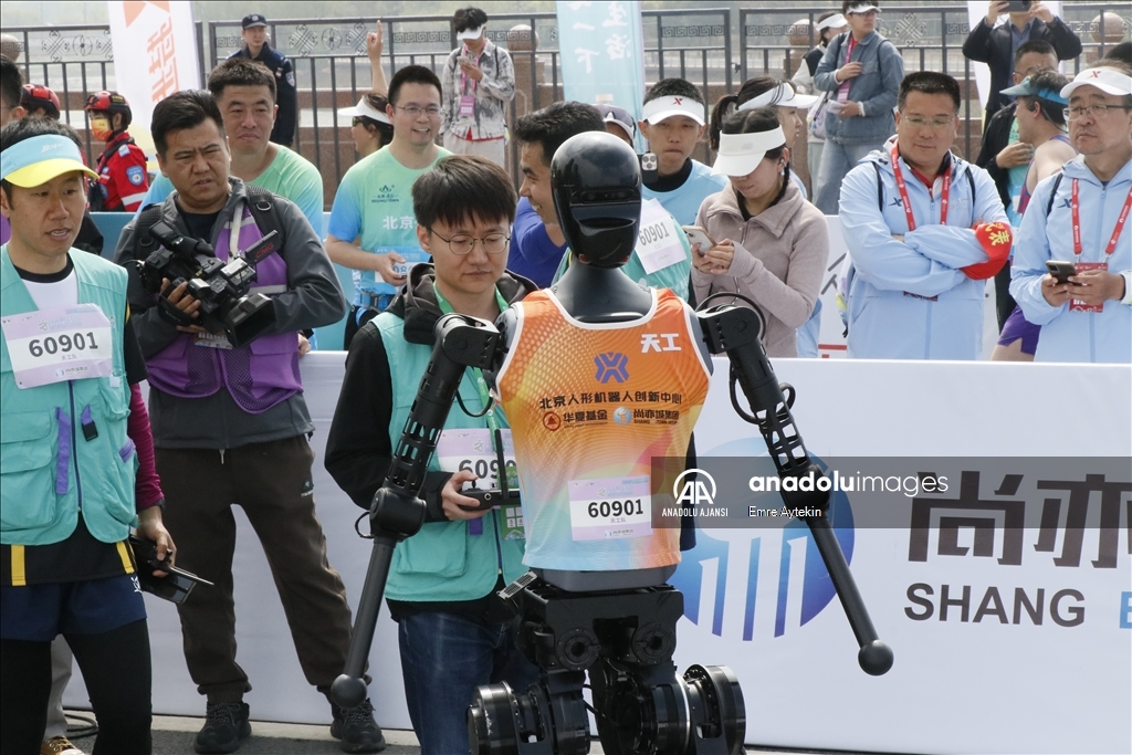 Çin'de insansı robotlar yarı maratonda insanlarla birlikte yarıştı