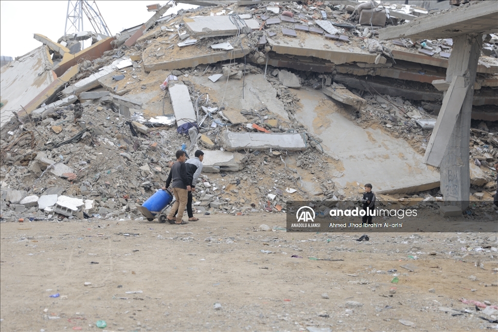 İsrail saldırıları altındaki Gazze'de Filistinliler temiz suya erişmek için her gün mücadele veriyor
