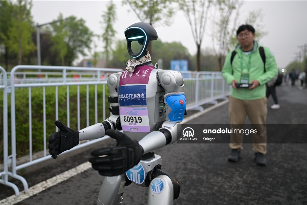 Çin'de insansı robotlar yarı maratonda insanlarla birlikte yarıştı