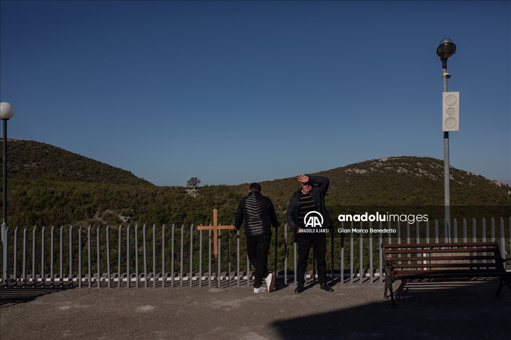 Arnavutluk’ta bulunan Aziz Anthony Tepesi ‘Kutsal Cumartesi’de ziyaretçilerini ağırladı