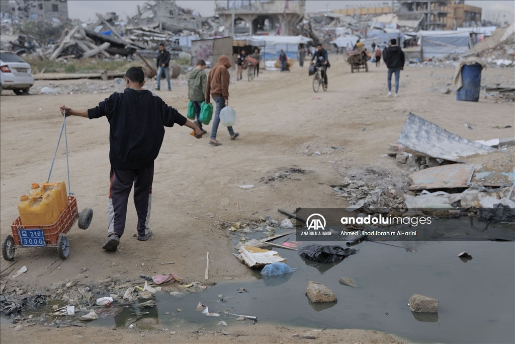 İsrail saldırıları altındaki Gazze'de Filistinliler temiz suya erişmek için her gün mücadele veriyor