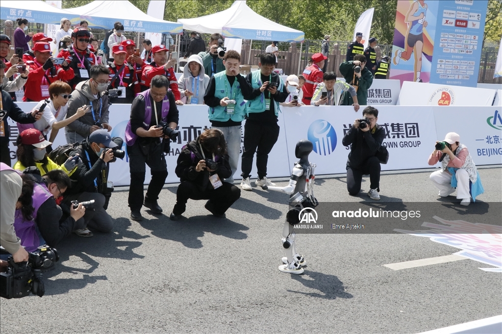 Çin'de insansı robotlar yarı maratonda insanlarla birlikte yarıştı
