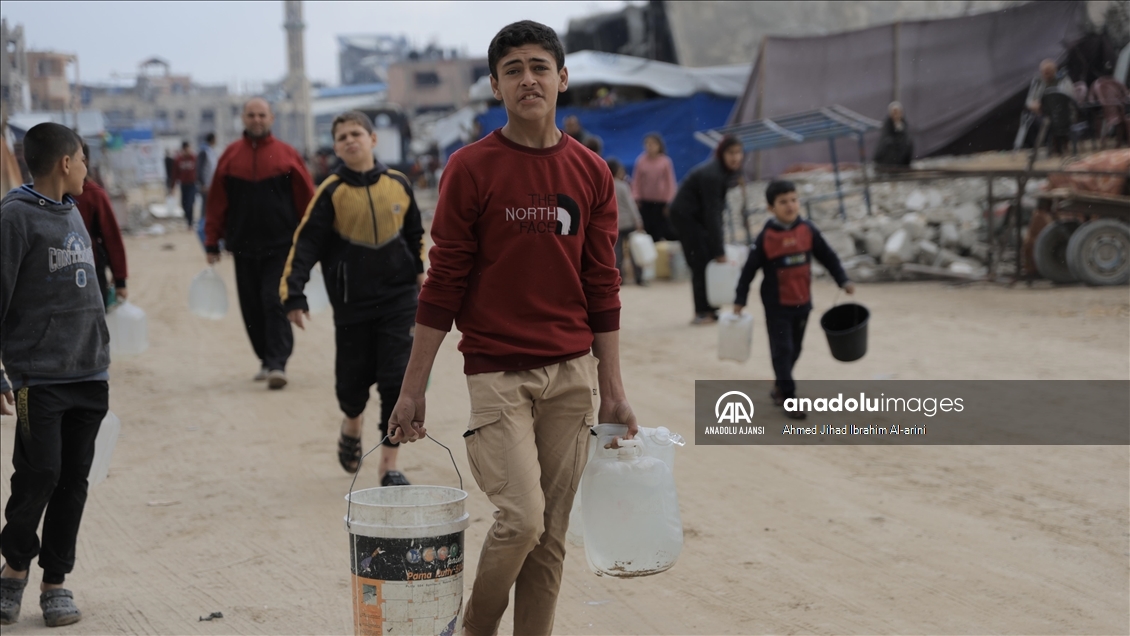 İsrail saldırıları altındaki Gazze'de Filistinliler temiz suya erişmek için her gün mücadele veriyor