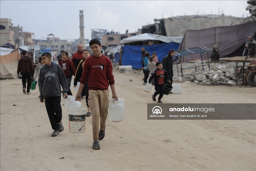 İsrail saldırıları altındaki Gazze'de Filistinliler temiz suya erişmek için her gün mücadele veriyor