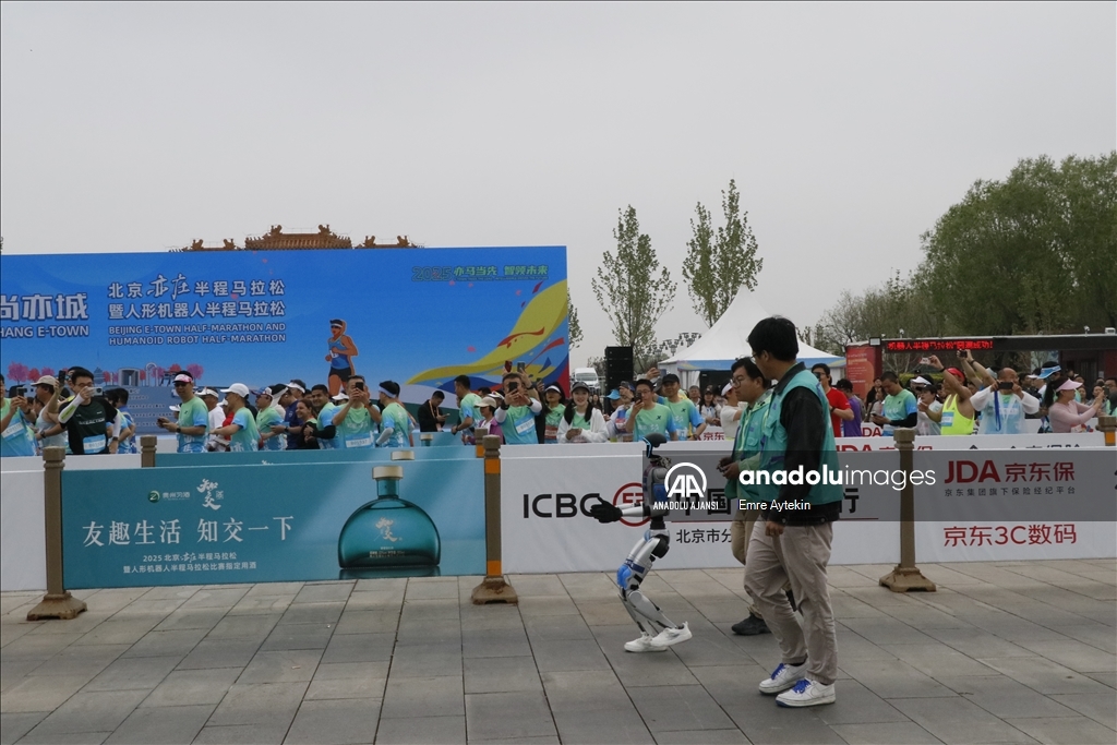 Çin'de insansı robotlar yarı maratonda insanlarla birlikte yarıştı