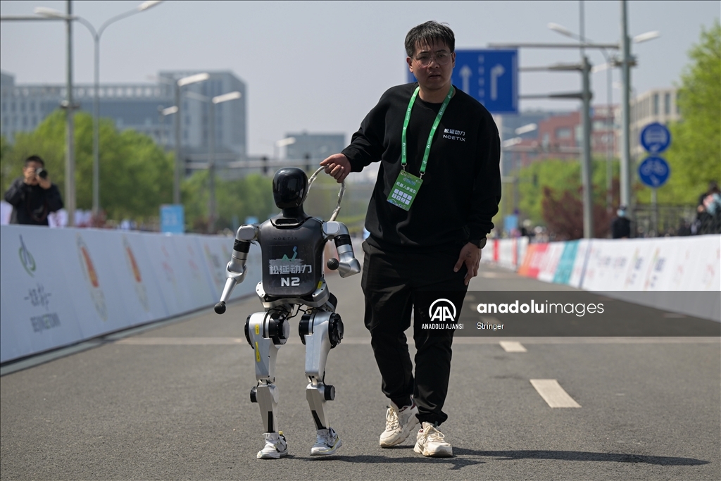 Çin'de insansı robotlar yarı maratonda insanlarla birlikte yarıştı